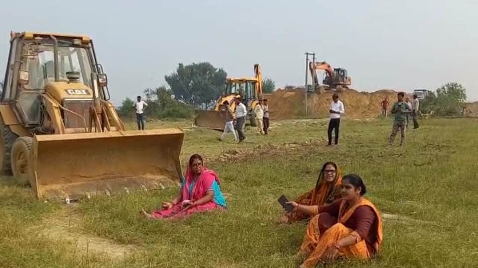 Land Acquisition Women lie down in front of JCB in Etah railway officials left sweating