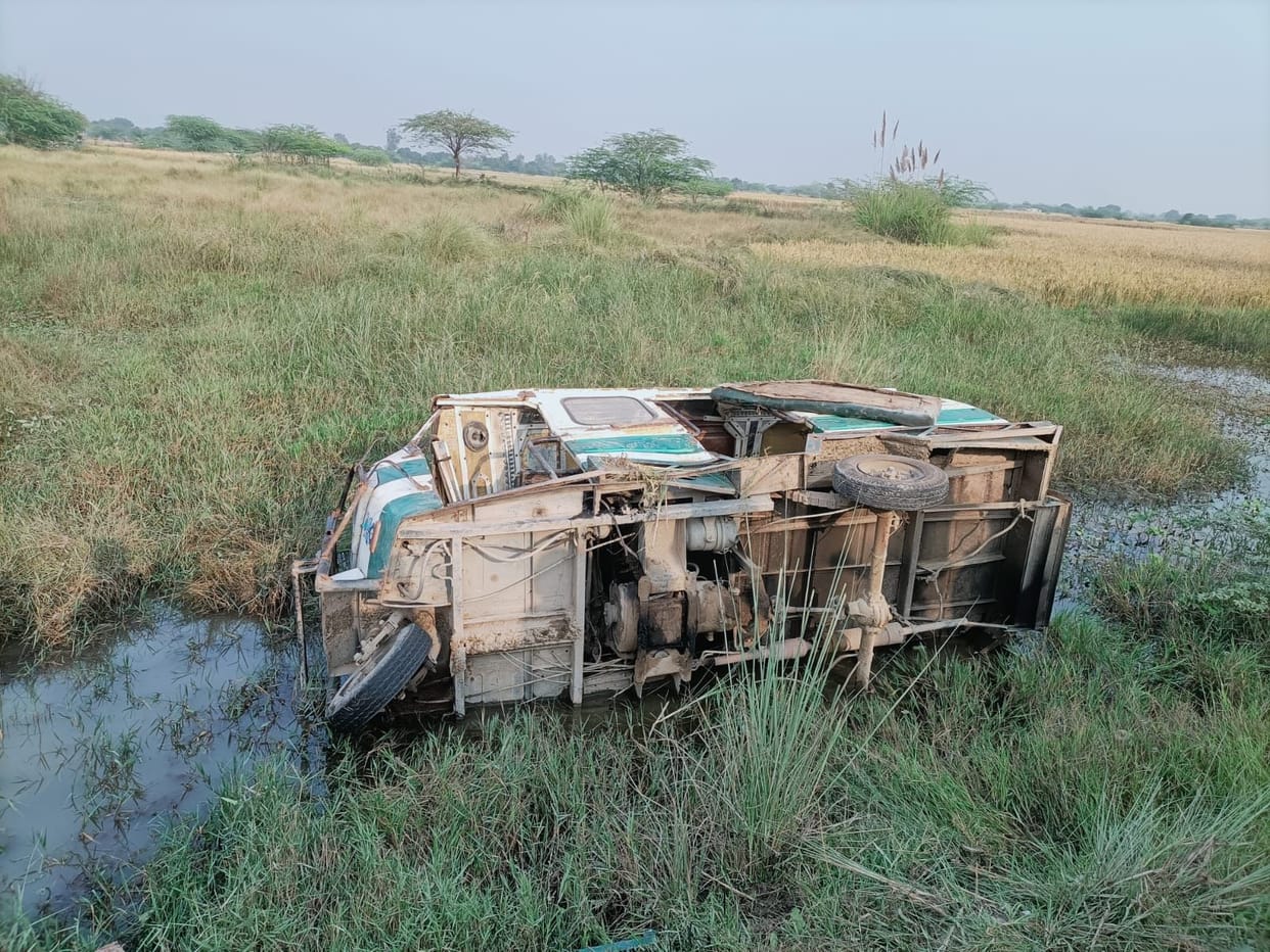 The tempo overturned due to the collision of the truck, six passengers injured