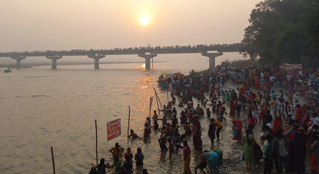 Taking a dip on Kartik Purnima in Itranagari