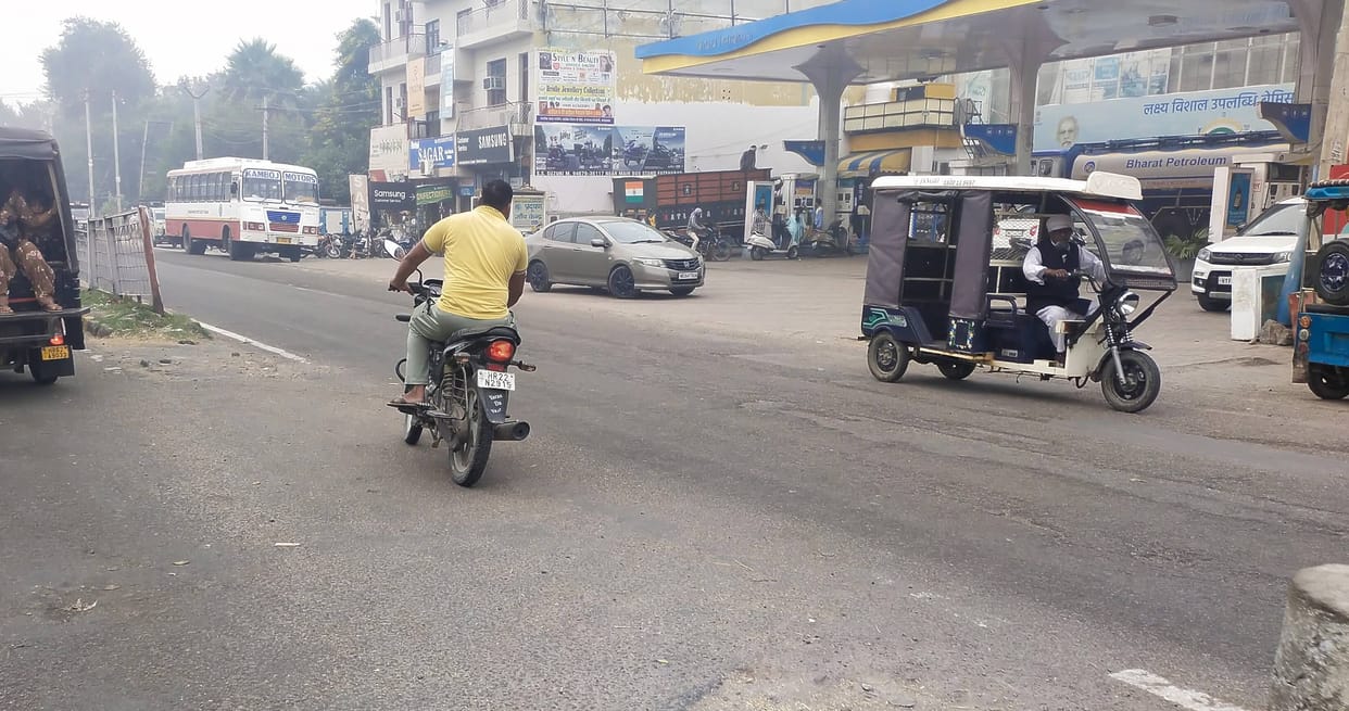 No flash light on road, safei strip also missing