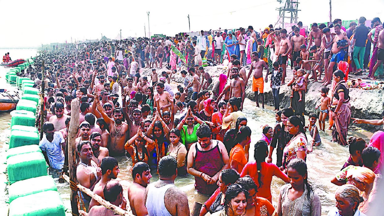 Ganga Snan 2022 occasion of Kartik Purnima lakhs took a holy dip in the Ganga