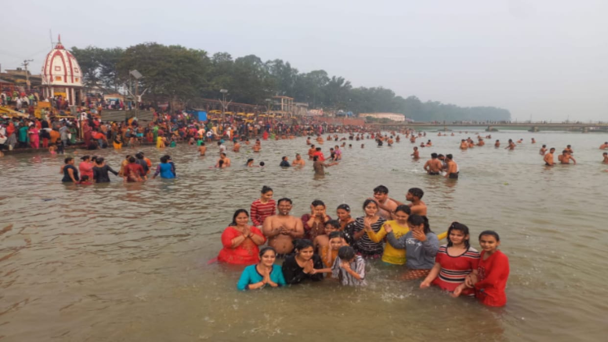 Ganga Snan 2022 Lakh took a dip of faith in Shakutirth devotees flocking for 77 years