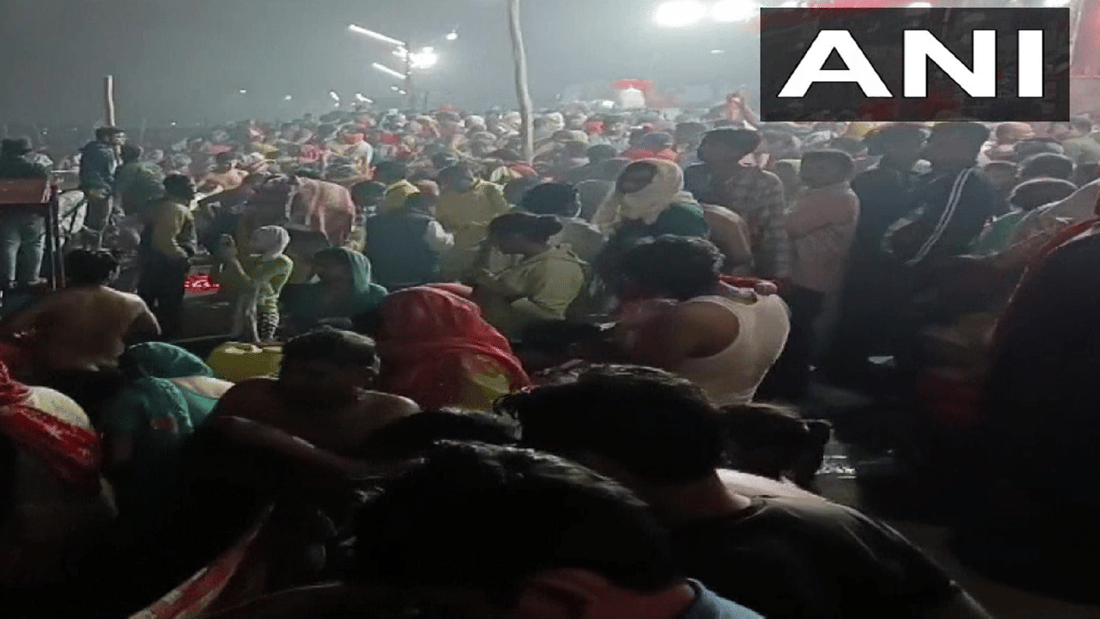 Flood in the ghats devotees take a dip of faith in Garhmukteshwar
