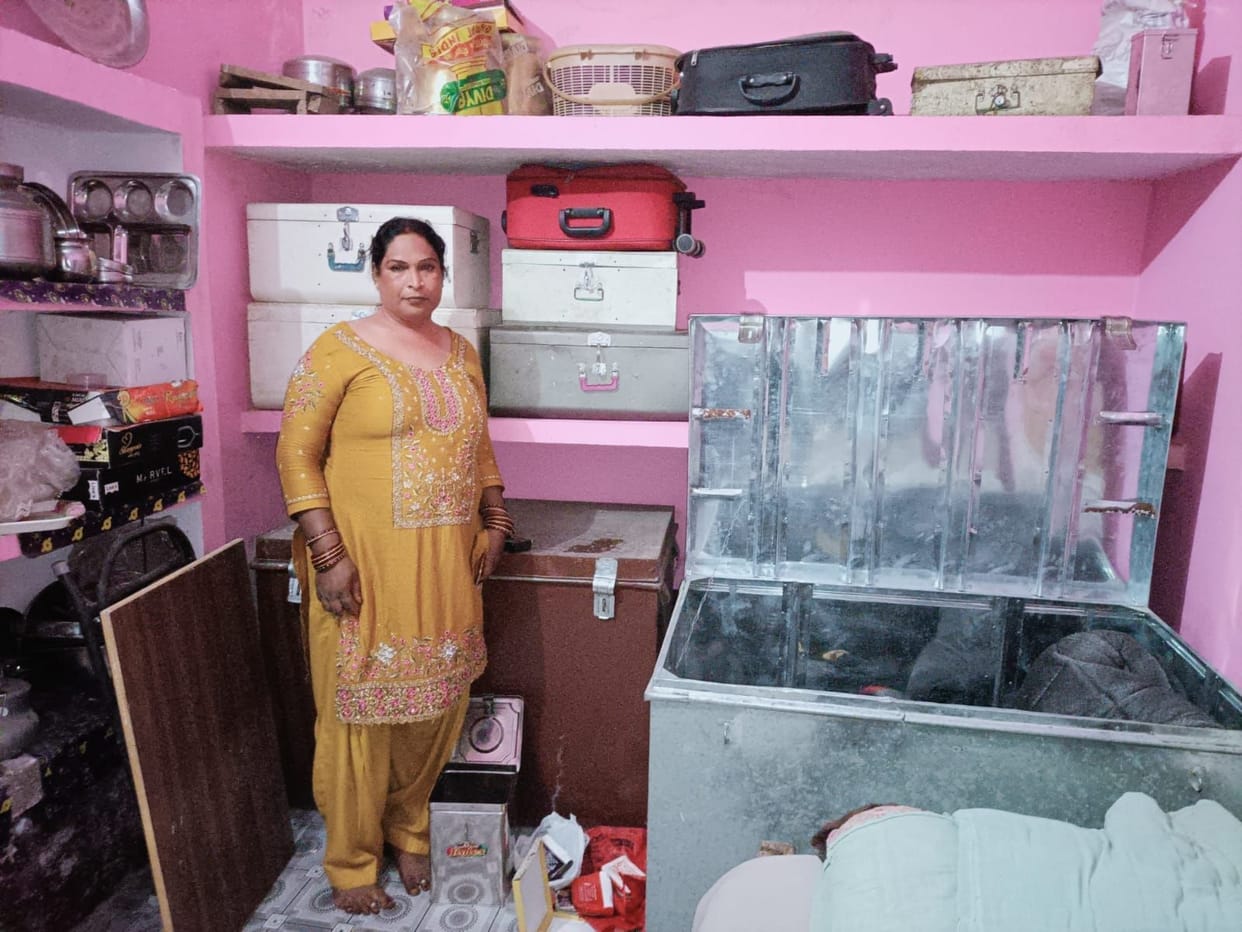 Auraiya: 12 lakh stolen from Kinnar's house, partner absconding