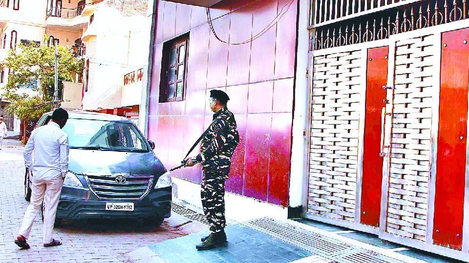 income tax raid at poor worker house of Meat Exporter campany in Agra