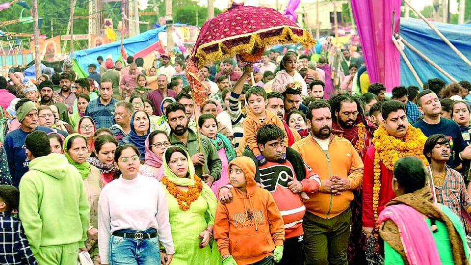 Jammu Jhiri mela : first day one and a half lakh devotees bowed in the court