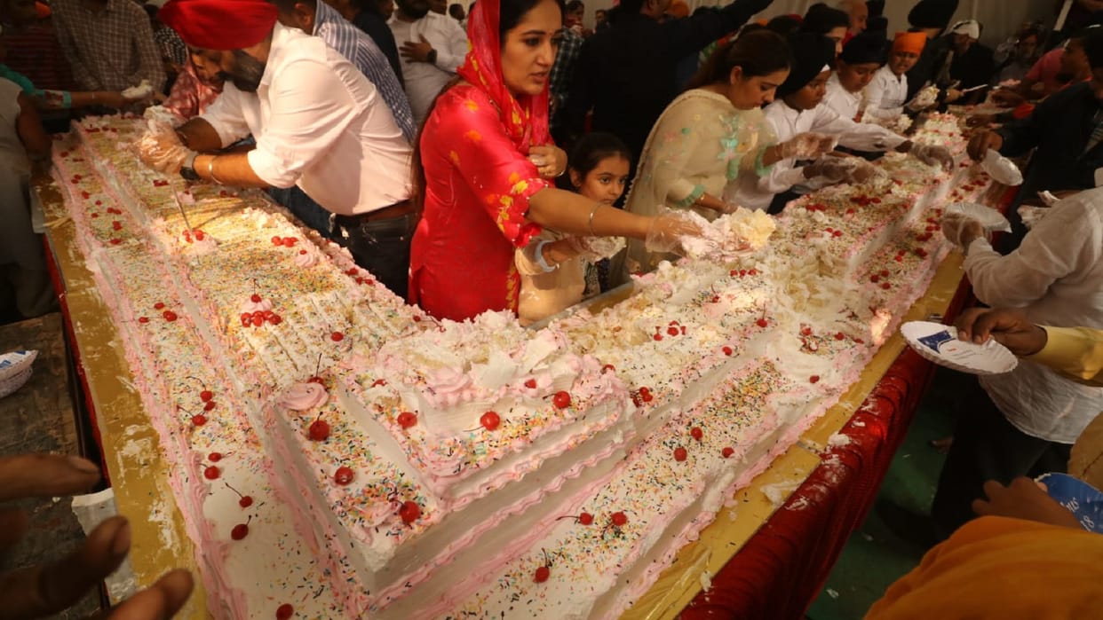 553 kg cake cut on Prakash Parv 10 artisans have prepared it in two days