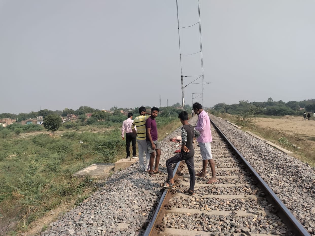 A middle-aged man commits suicide after being hit by a train in Hamirpur