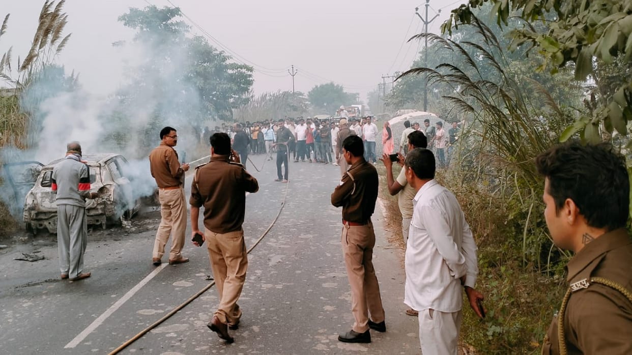 Fire in moving car four people including innocent were scorched in Hapur