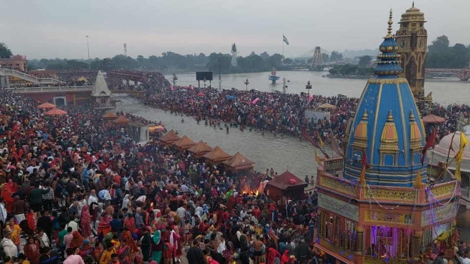 Kartik Purnima 2022: Huge Crowd of Devotees on har ki pauri haridwar for ganga Snan and chandra grahan Photos