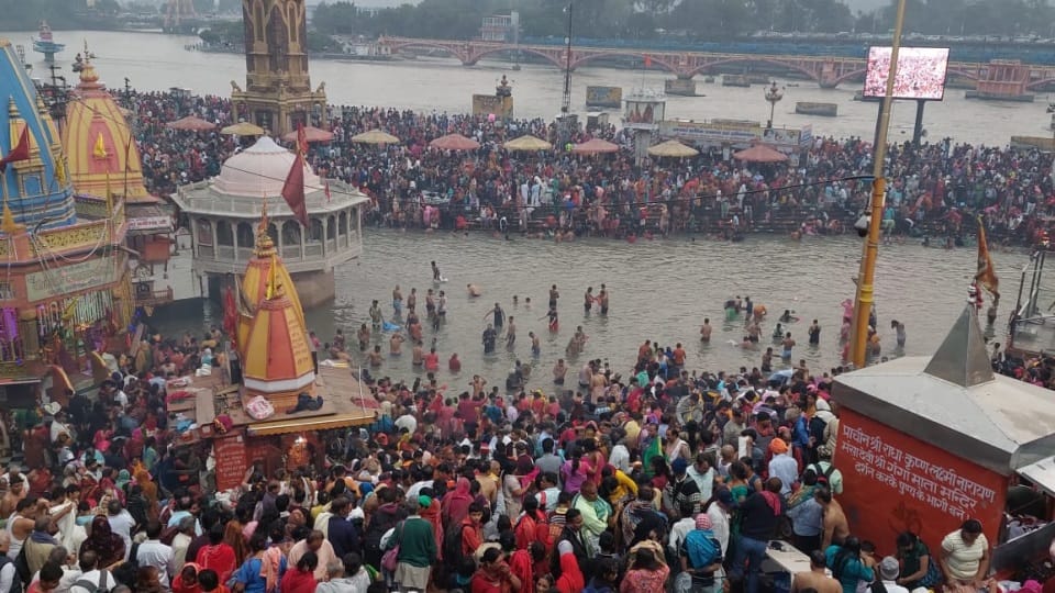 Kartik Purnima 2022 Ganga Snan: Huge Crowd at Har Ki Pauri Haridwar Due to Chandra Grahan Today, See Photos