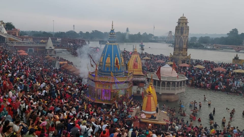 Kartik Purnima 2022 Ganga Snan: Huge Crowd at Har Ki Pauri Haridwar Due to Chandra Grahan Today, See Photos