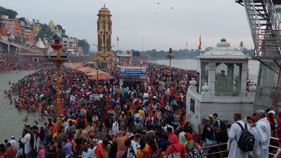 Kartik Purnima 2022 Ganga Snan: Huge Crowd at Har Ki Pauri Haridwar Due to Chandra Grahan Today, See Photos