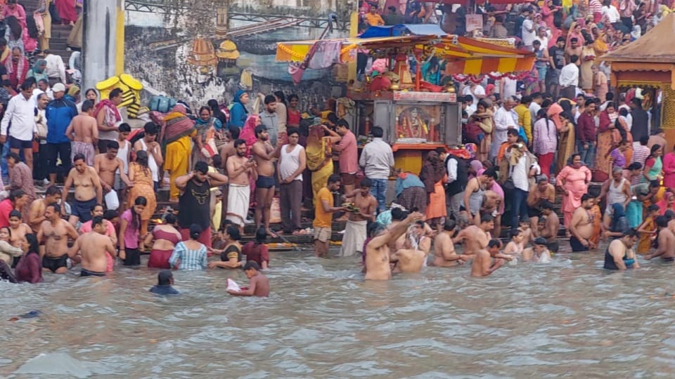 Kartik Purnima 2022 Ganga Snan: Huge Crowd at Har Ki Pauri Haridwar Due to Chandra Grahan Today, See Photos