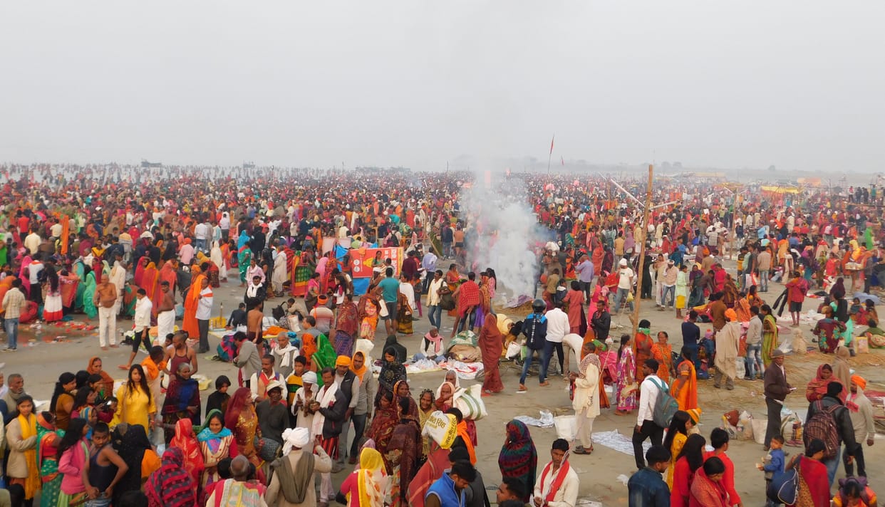 Kartik Purnima: The sea of faith rises, lakhs take a dip in the Ganges