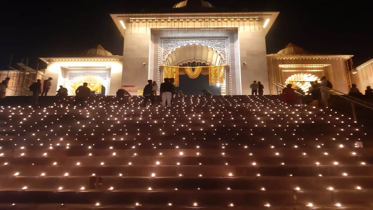 On the occasion of Kartik Purnima The people of Kashi lit 21 hundred ghee lamps
