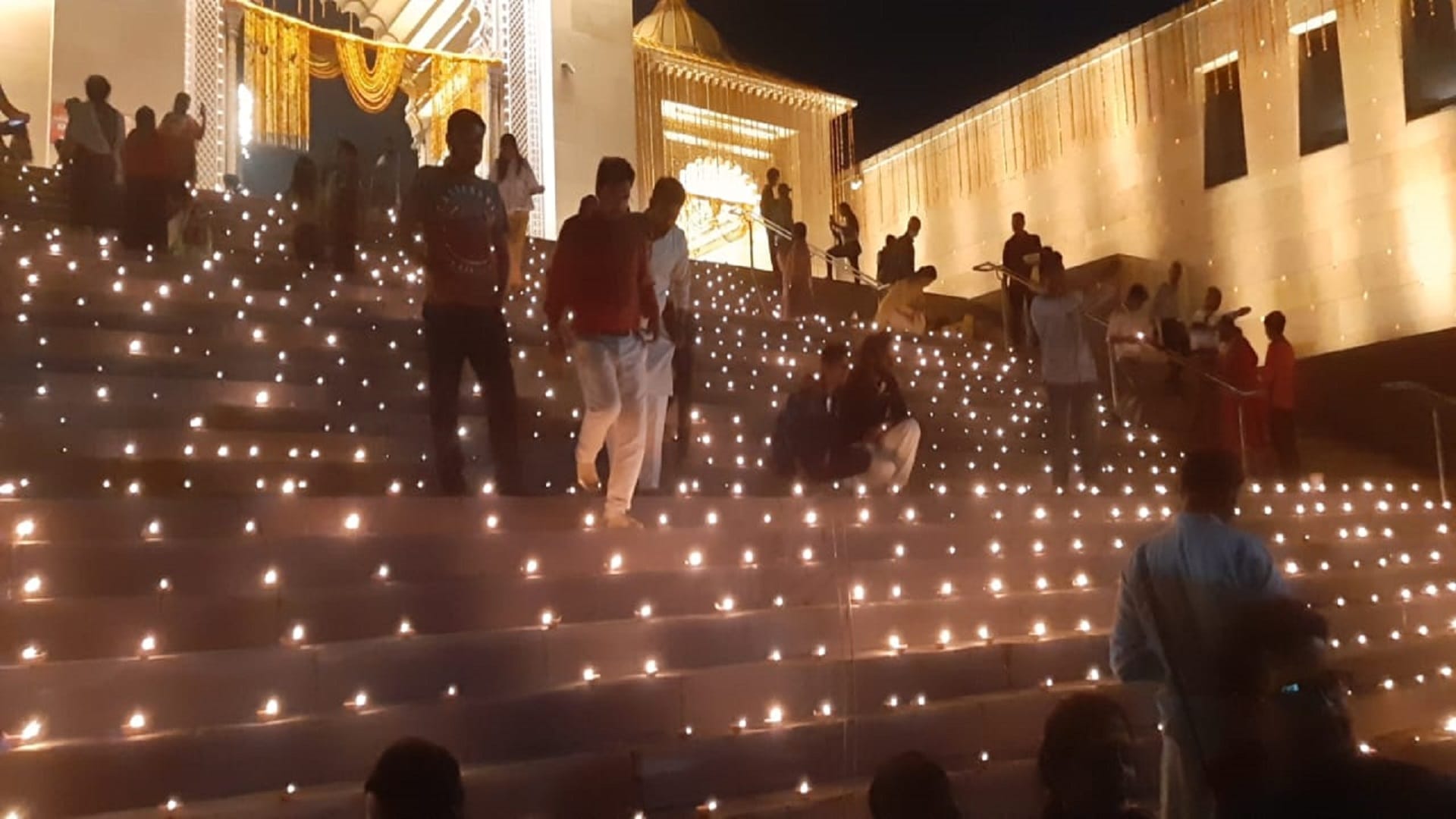 On the occasion of Kartik Purnima The people of Kashi lit 21 hundred ghee lamps