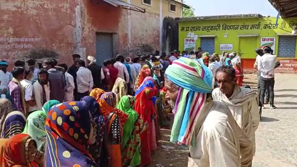 Officers woke up after the video of shortage of manure in Shivpuri went viral Said there is sufficient
