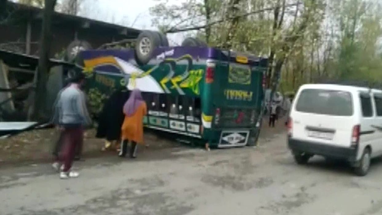 kupwara accident Around 20 persons injured in Watayin area of Handwara