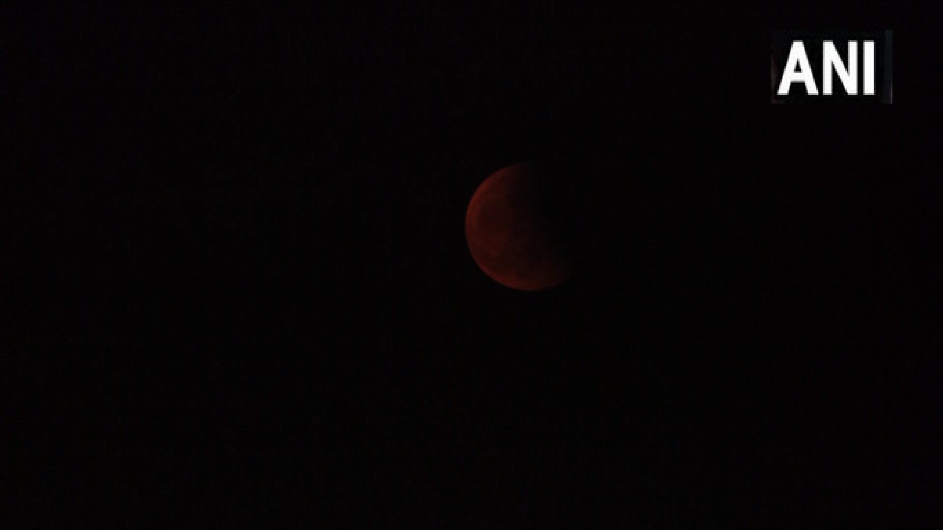 Chandra Grahan 2022 People saw the last lunar eclipse of the year