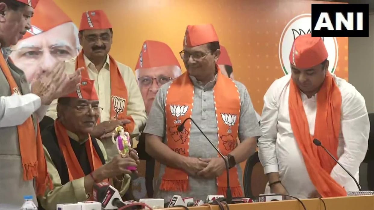Senior Gujarat Congress leader Mohansinh Rathwa quits the party and joins the BJP.