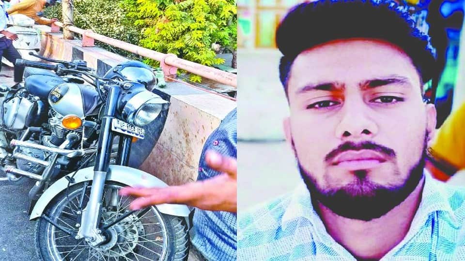 Bullet bike rider fell 30 feet below the overbridge due to the collision of the garbage vehicle in Agra