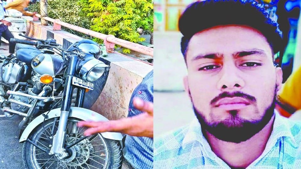 Bullet bike rider fell 30 feet below the overbridge due to the collision of the garbage vehicle in Agra