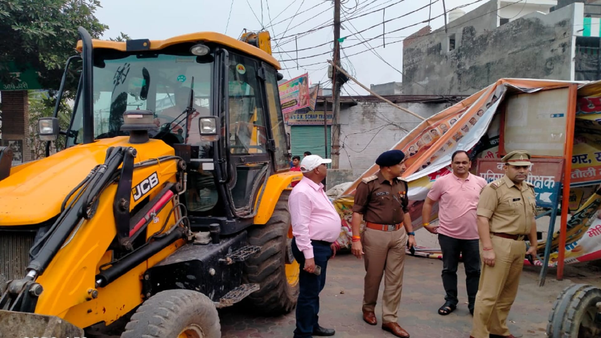 UP: The officers got hoardings removed in Muzaffarnagar after by-election dates were announced