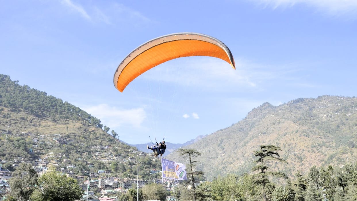 himachal election 2022, Polling parties leave for three sub-divisions from Shimla, paragliders gave the messa