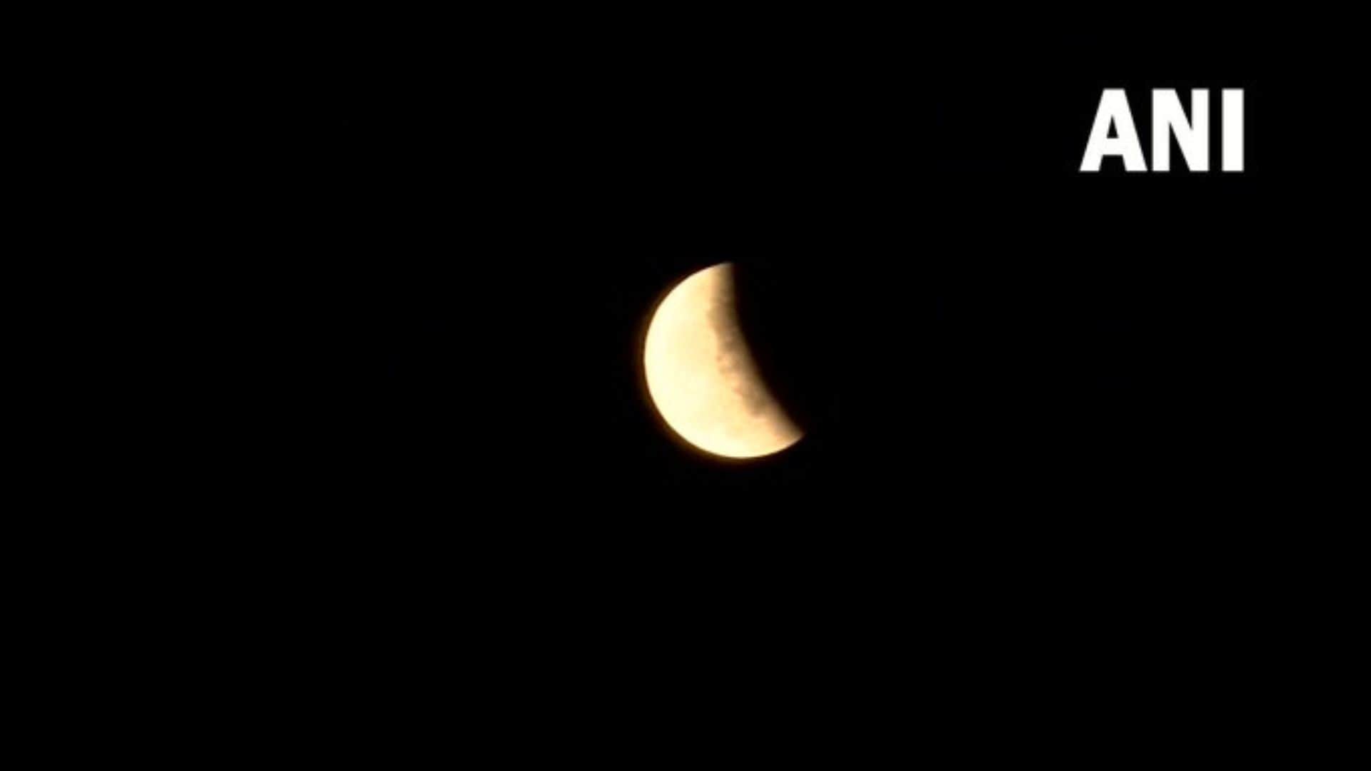 Chandra Grahan 2022 latest photoes Lunar Eclipse India live update