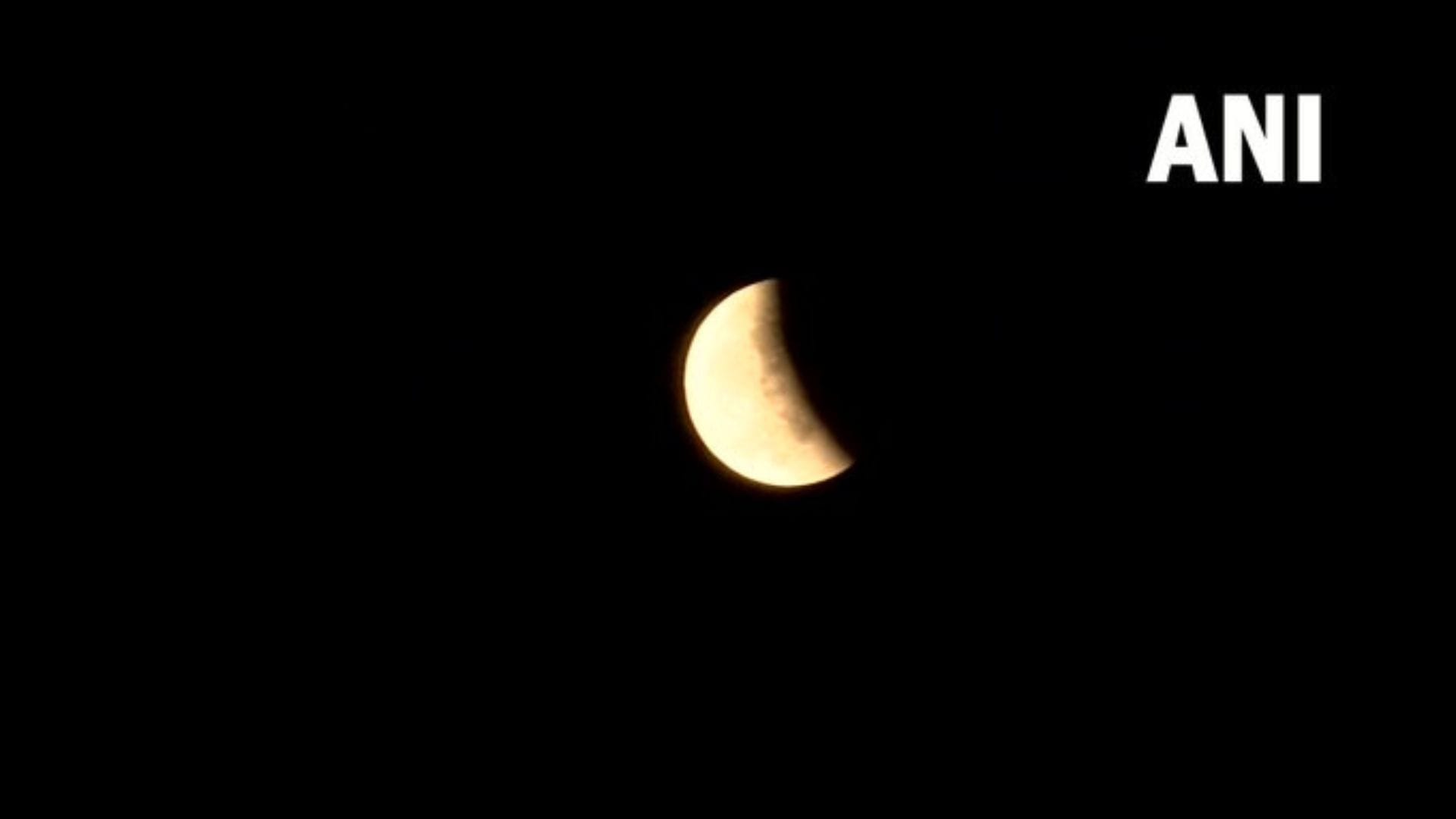 Chandra Grahan 2022 latest photoes Lunar Eclipse India live update