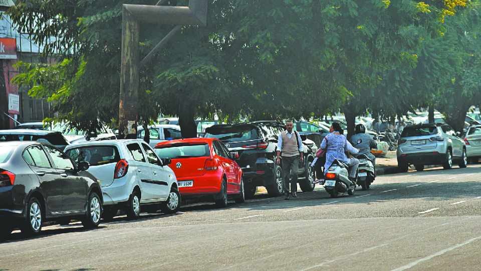 Five and a half lakh vehicles in Panchkula capacity of three and a half lakhs