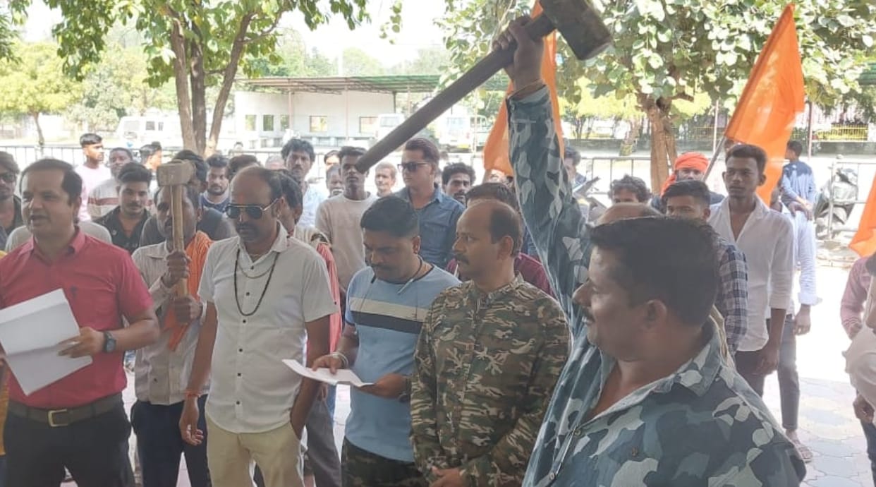 Unique protest of Hinduist organization in Damoh