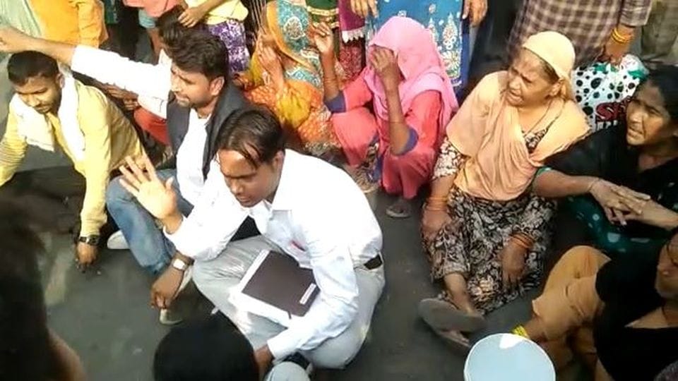 people protest after Water supply stopped due to fear of challan in Agra