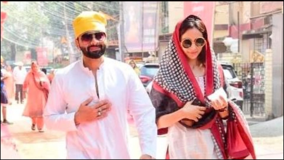 guru nanak jayanti 2022 rakul preet singh with boyfriend jackky bhagnani at the gurudwara in santacruz
