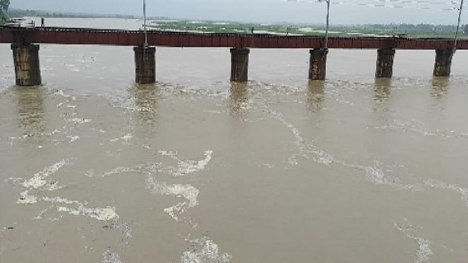 Delhi bound train stuck on Ramganga bridge for 50 minutes due to chain pulling in Bareilly