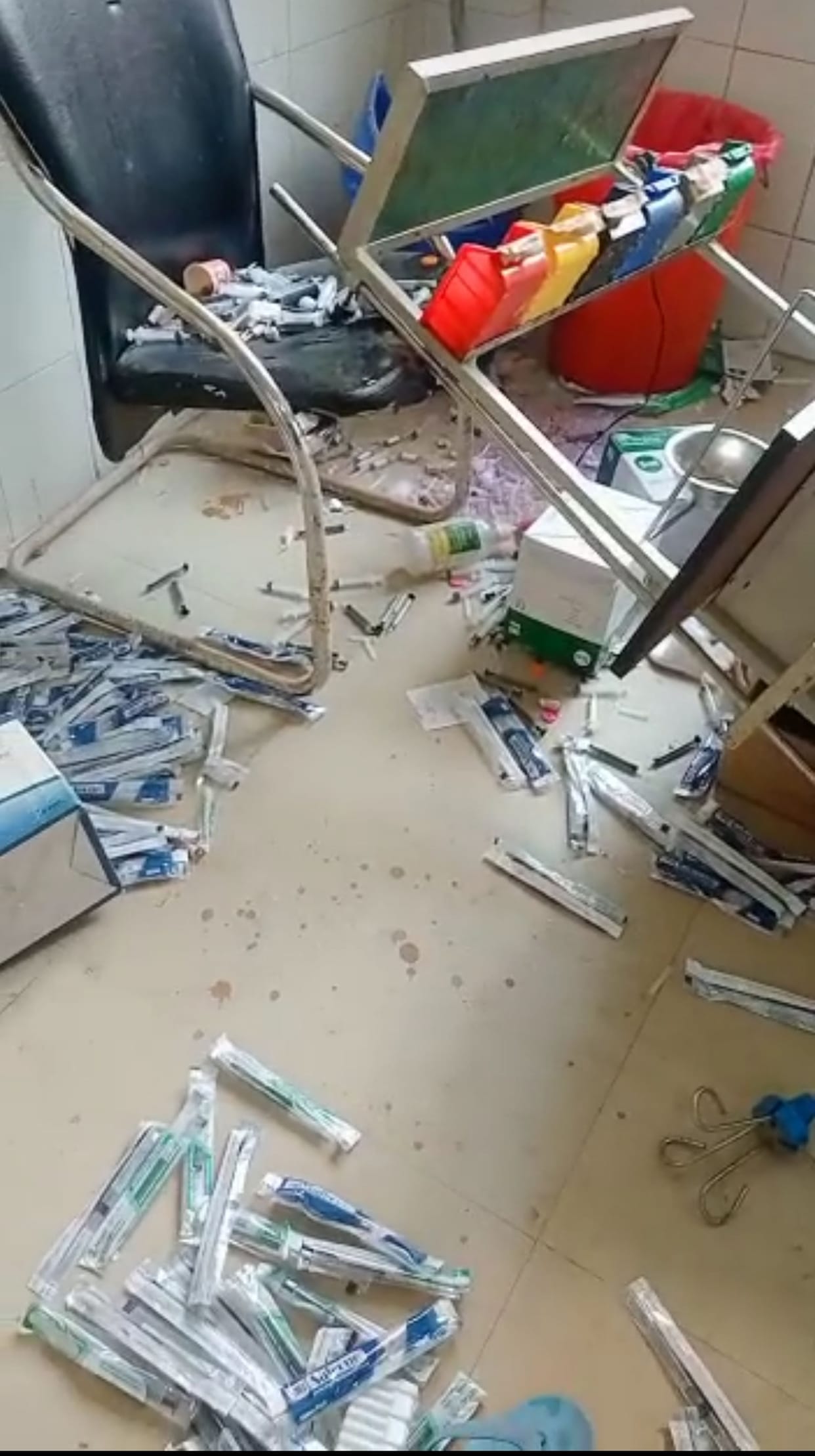 On the death of the patient, the emergency room of the district hospital was vandalized, the staff was beaten up