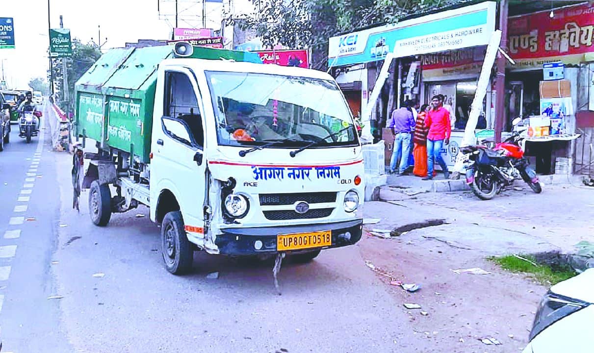 Bullet bike rider fell 30 feet below the overbridge due to the collision of the garbage vehicle in Agra