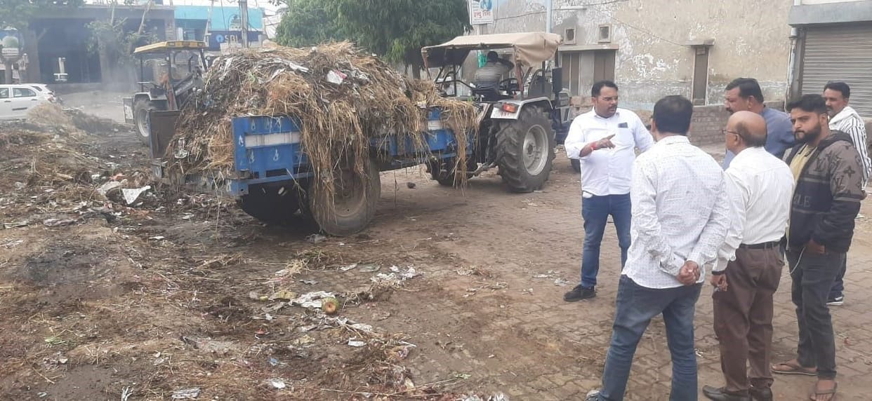 Garbage picked up from outside the vegetable market, dustbin found inside