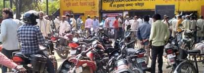 सीतापुर साधन सहकारी समिति में खाद लेने के लिए लगी किसानों की भीड़। संवाद