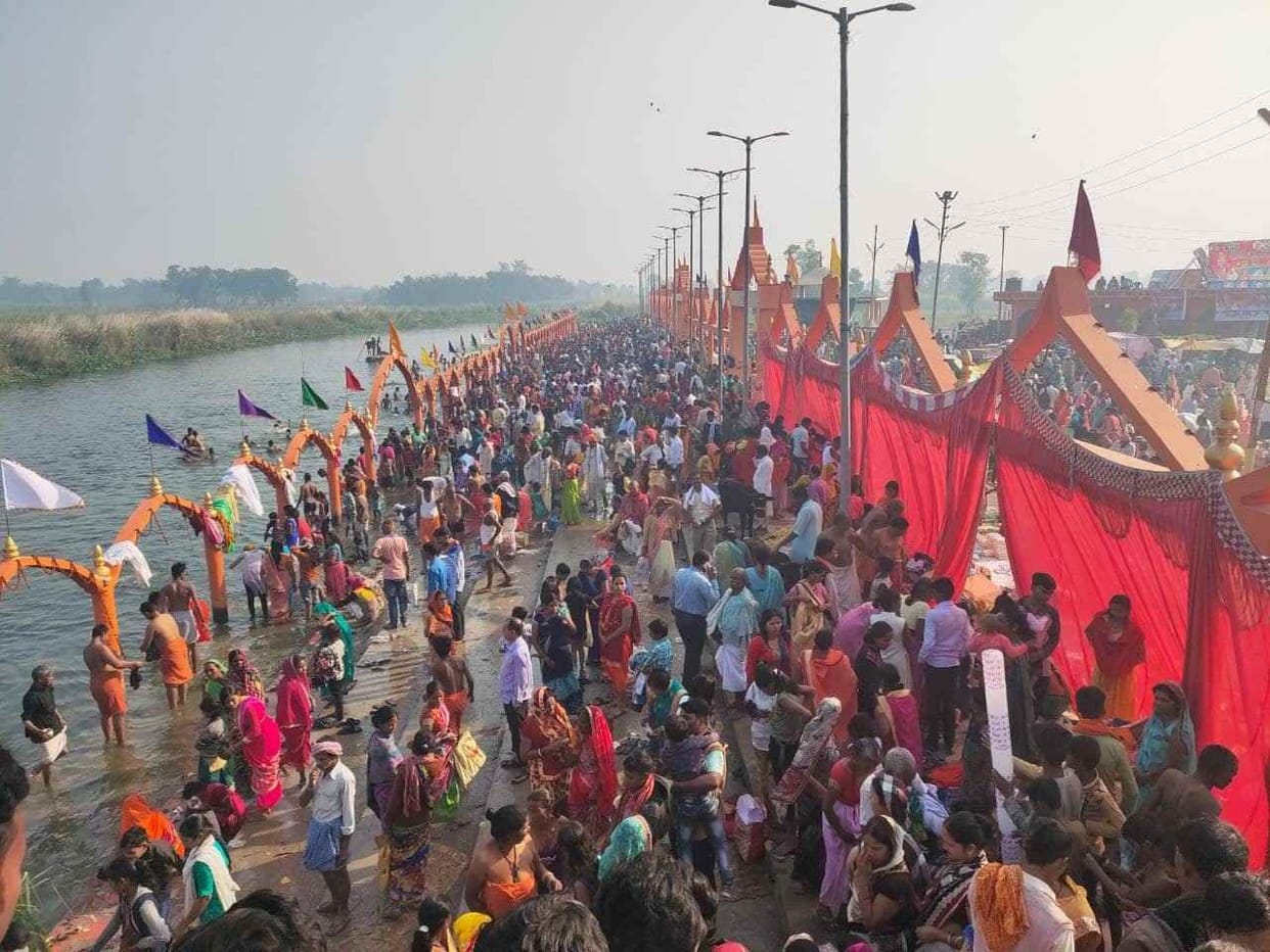 people bath on kartik purnima
