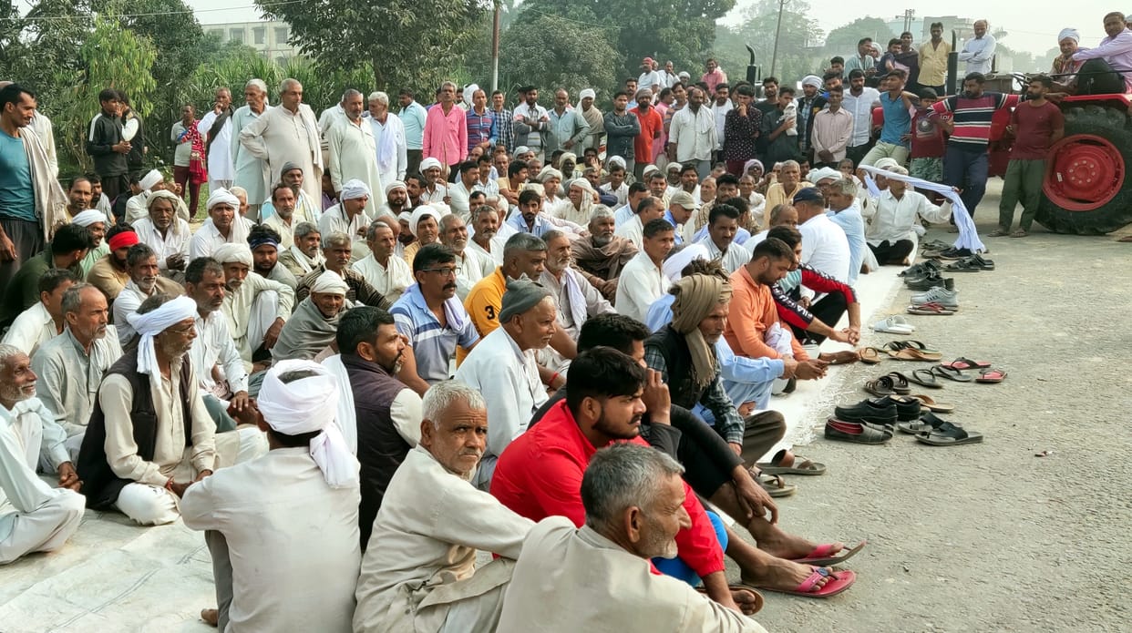 Sugarcane laden buggies are unable to climb the highway, farmers sitting on dharna in protest