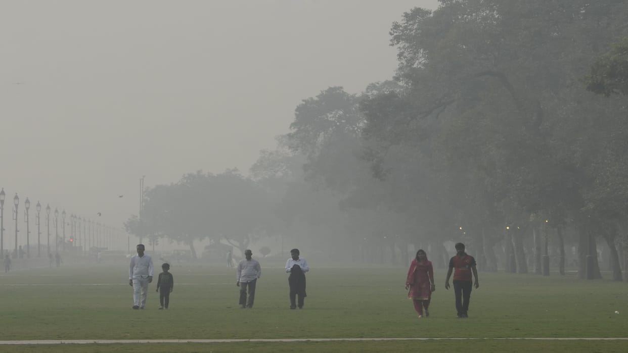 Smog covered sky all day in Delhi NCR know when you will get freedom from air pollution
