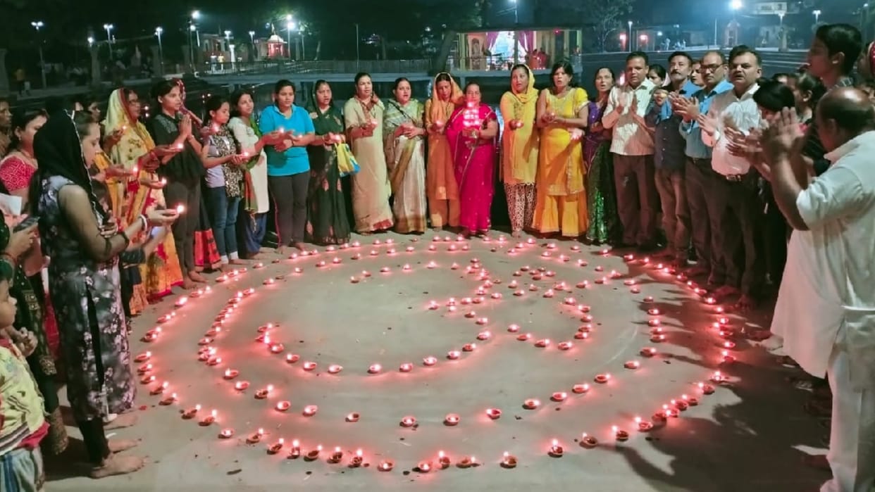 Devotees observe fast on Kartik Purnima and worship
