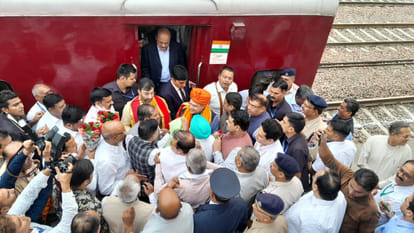 देवबंद रेलवे स्टेशन पर केंद्रीय रेलमंत्री के स्वागत को उमड़ी भीड़