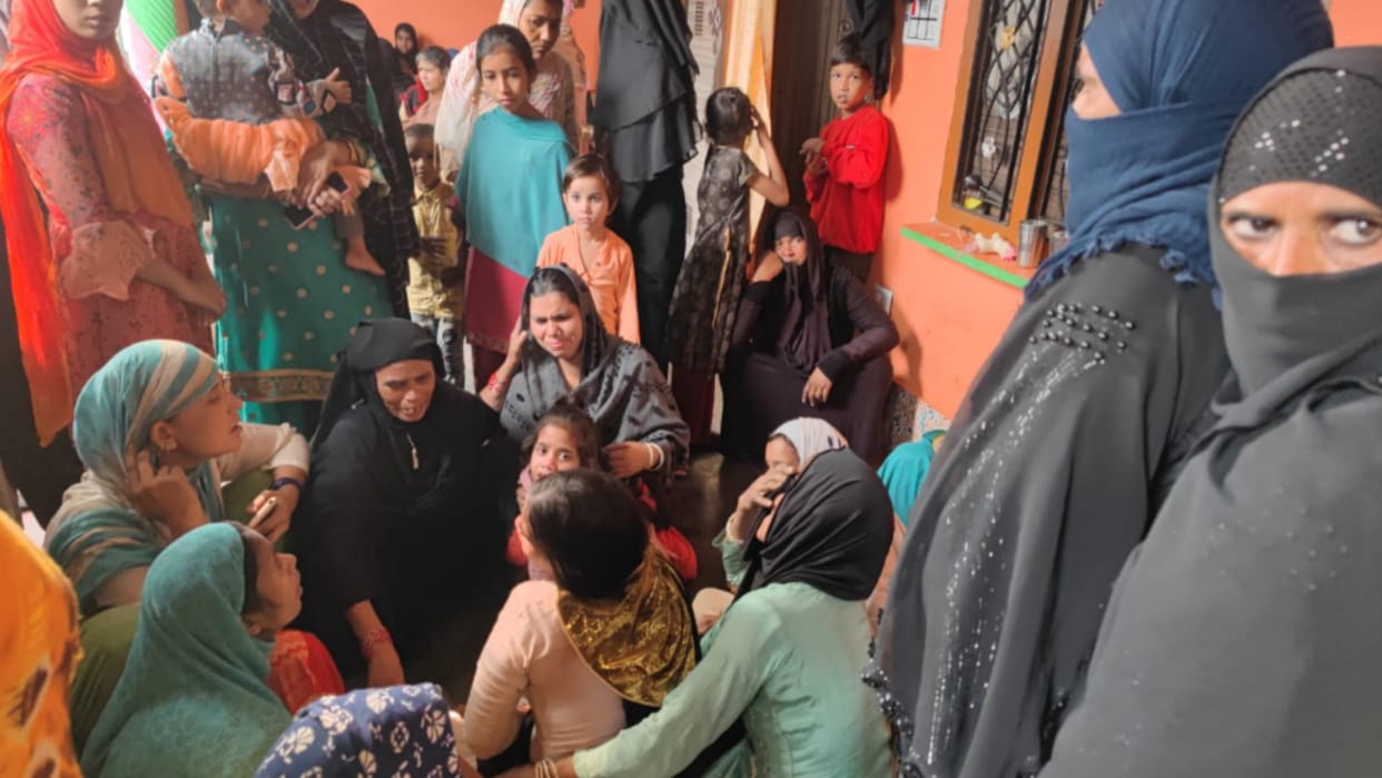 Bijnor Traumatic death of excavated laborer due to collapse of main gate uproar among family members