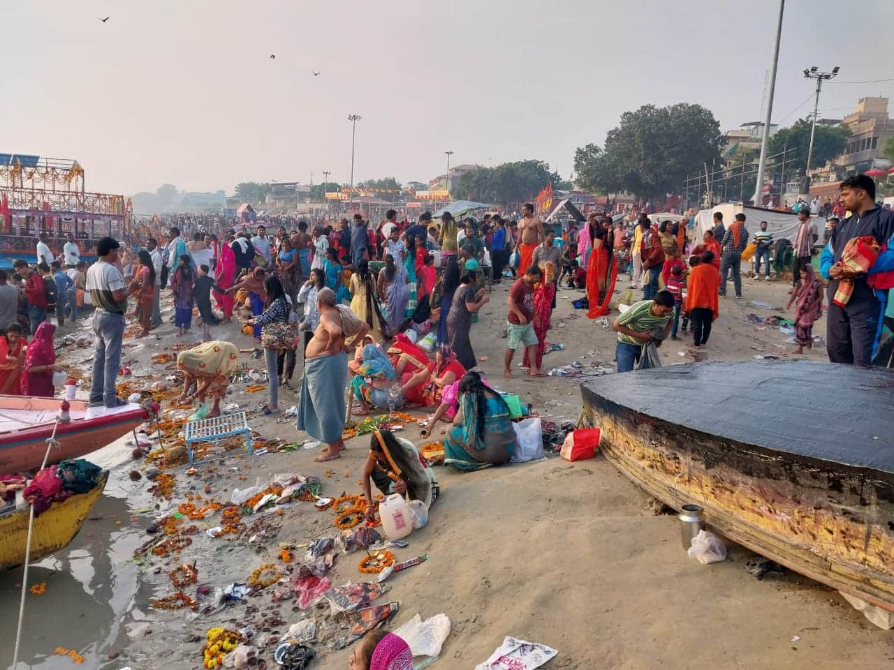 On the occasion of Kartik Purnima The people of Kashi lit 21 hundred ghee lamps