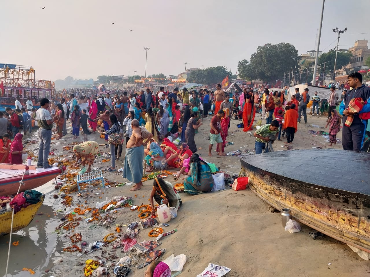On the occasion of Kartik Purnima The people of Kashi lit 21 hundred ghee lamps