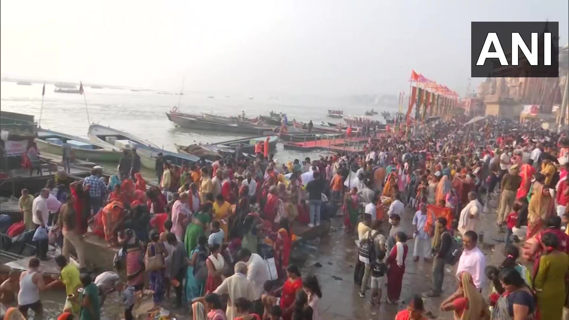 On the occasion of Kartik Purnima The people of Kashi lit 21 hundred ghee lamps