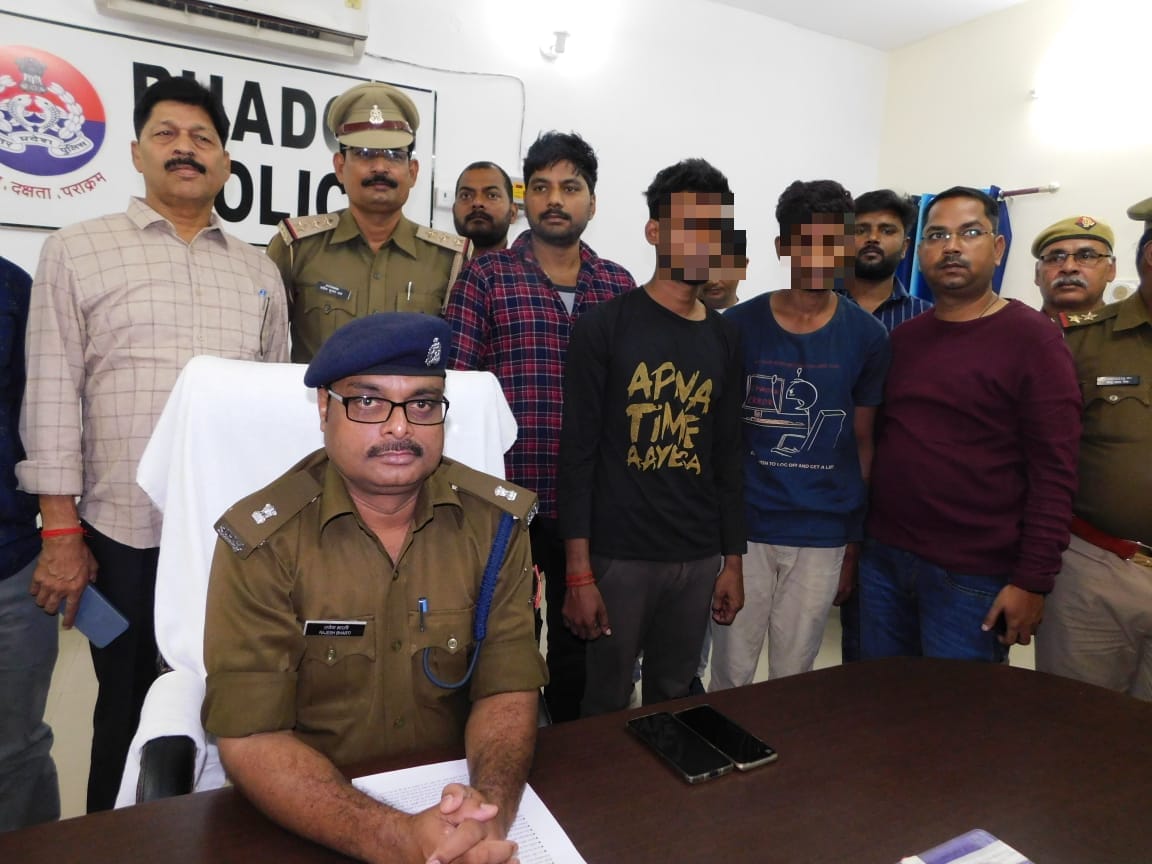 Two accused of snatching and looting from passers by arrested two constables suspended for negligence